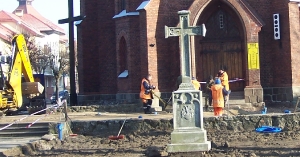 Cokół i krzyż Ueckermanów przed kościołem Najświętszego Zbawiciela w Ustce w 2014 roku