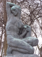 Rzeźba Umierajacy Wojownik w parku przy promenadzie w Ustce
