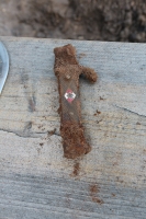 Uszkodzony nóż HJ znaleziony na Bunkrach Bluechera w Ustce w listopadzie 2015 roku